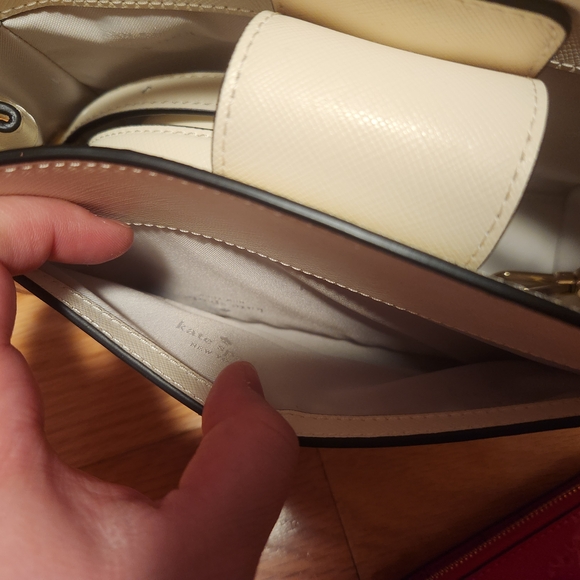 kate spade white top-handle bag with red heart accents - Picture 5 of 8